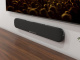 Yamaha SR-B20 svart soundbar med HDMI ARC, svart Svart soundbar monterad på väggen under en TV.