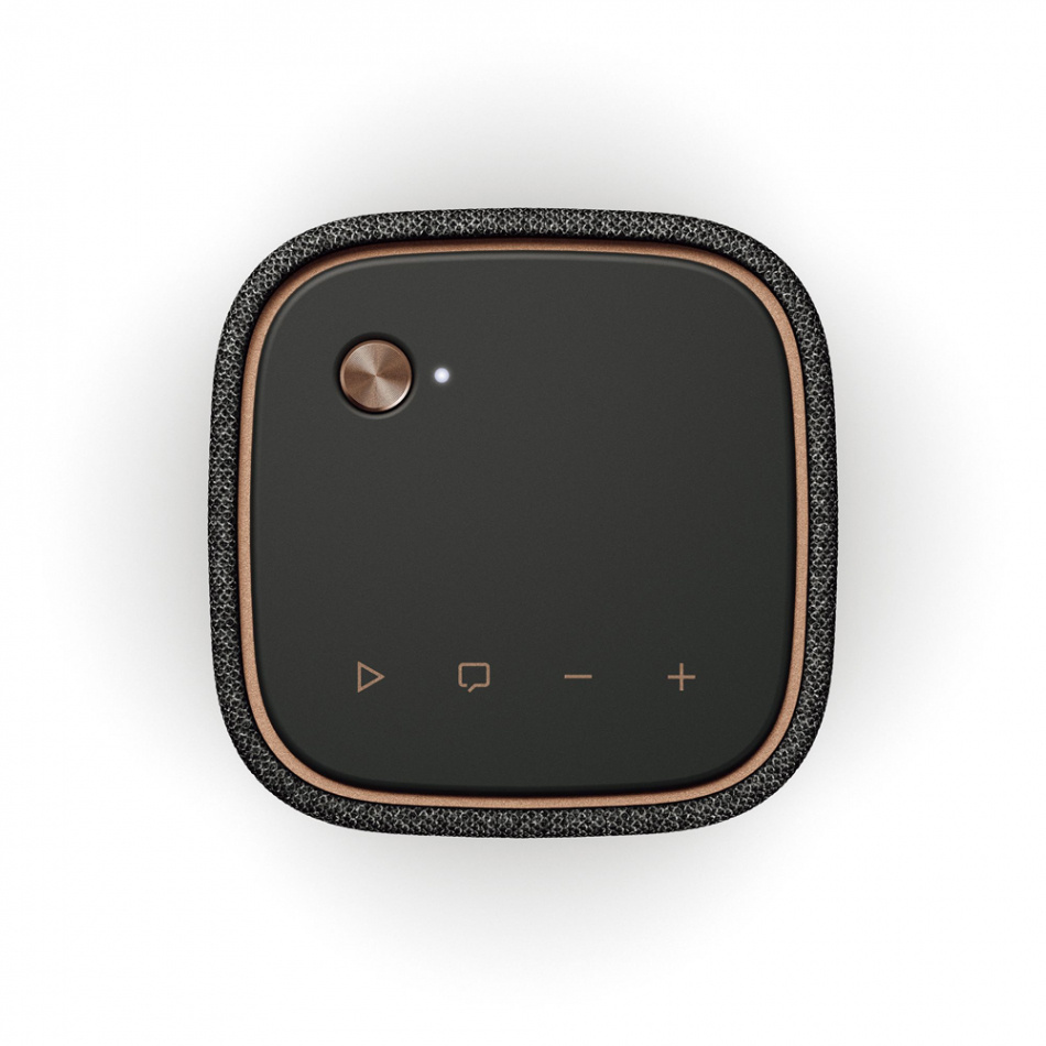 En mörkgrå Bluetooth-högtalare med kontroller och ljusindikator.