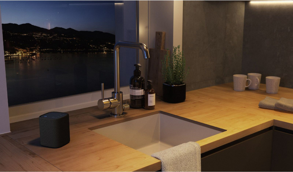 Trendig köksmiljö med diskho, växt och Yamaha bluetooth-högtalare.