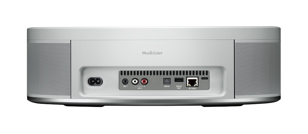 En vit aktiv wifi-högtalare med olika ingångar och uttag.