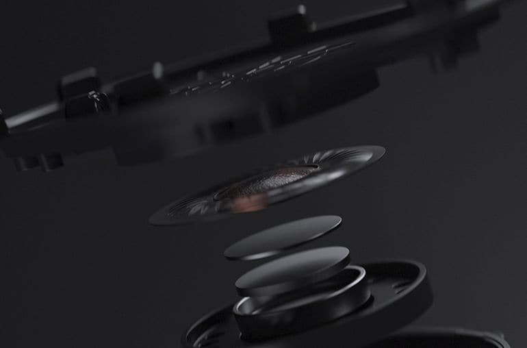 En explosion av komponenter från hörlurarna, med fokus på högtalarsystemet.