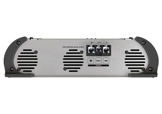 Baksidan av en effektförstärkare med ventilationsöppningar och anslutningar.