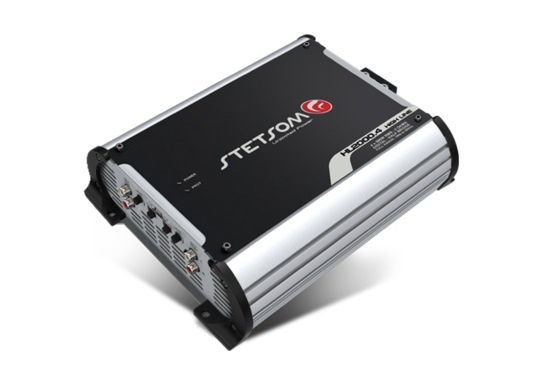 En förstärkare med fyra kanaler, 500W per kanal. Robust och kompakt design.