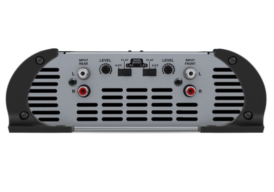 Bakpanelen av en förstärkare med anslutningar och kontroller.