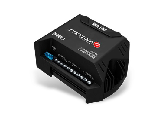 En svart förstärkarbox med kontakter och kylfläns, model Stetsom IR280.3.