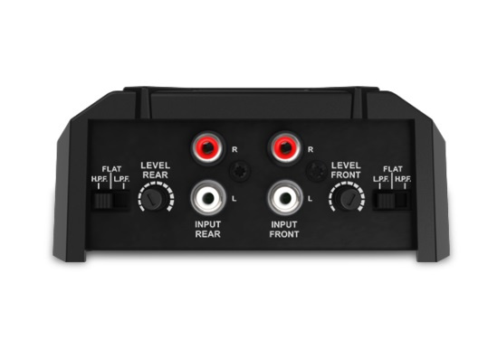 Bakpanelen av en 4-kanals förstärkare med olika ljudingångar och justeringsknappar.