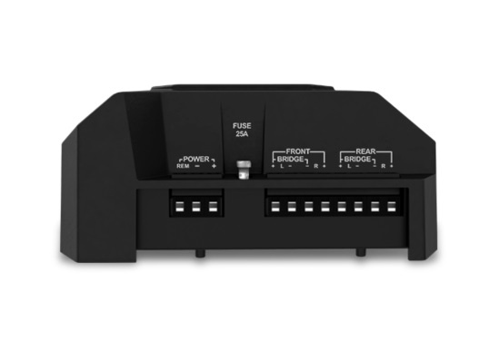 En svart förstärkarens bakdel med kontakter och säkringsuttag.