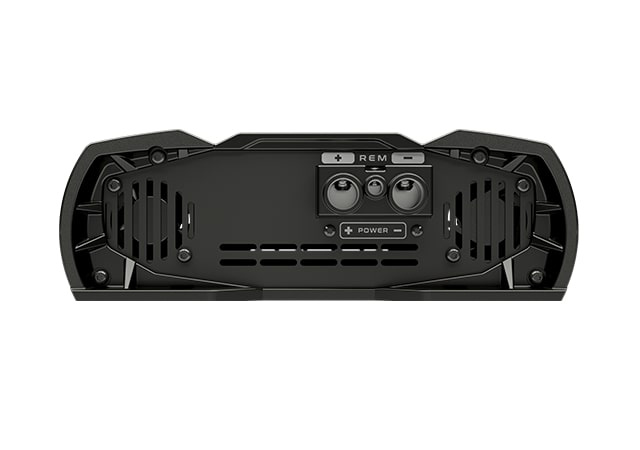 Baksidan av en monoblock förstärkare med anslutningsportar och kylning.