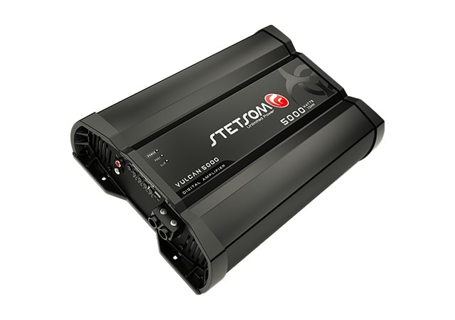 En svart monoblock förstärkare med label Stetsom Vulcan 5000W RMS.