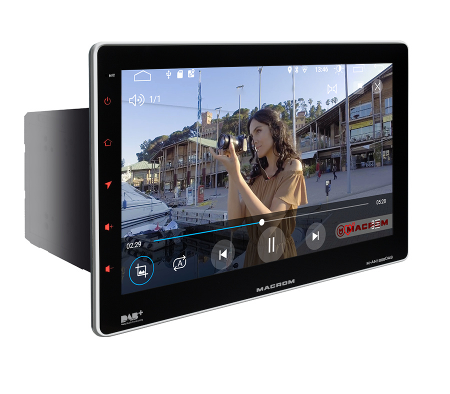 En bilstereo med stor skärm som visar en video med en kvinna som fotograferar.