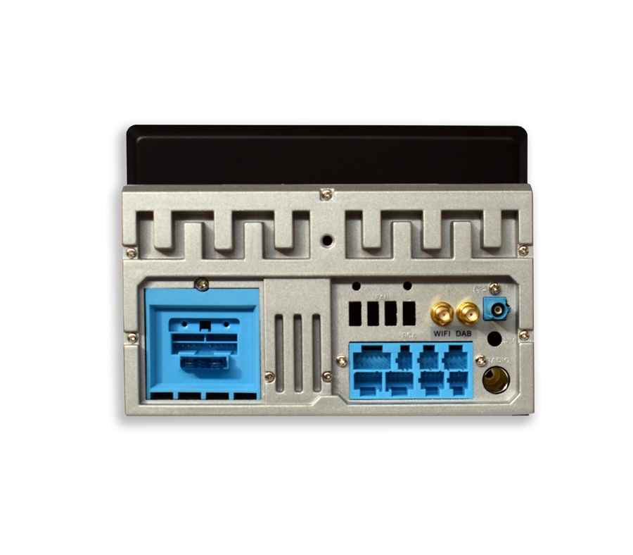 Baksidan av en bilstereo med olika anslutningar och portar.