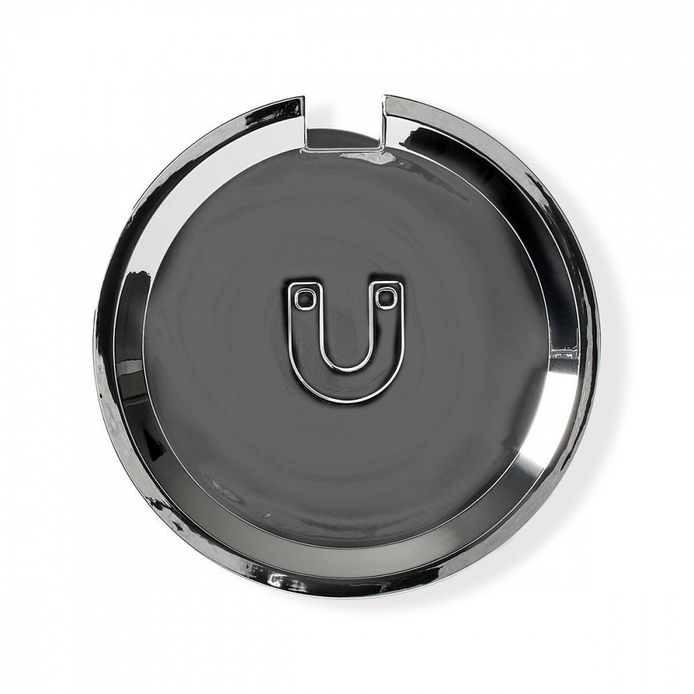 Ett runt, svart högtalarstativ med metallisk yta och u-formad hållare.