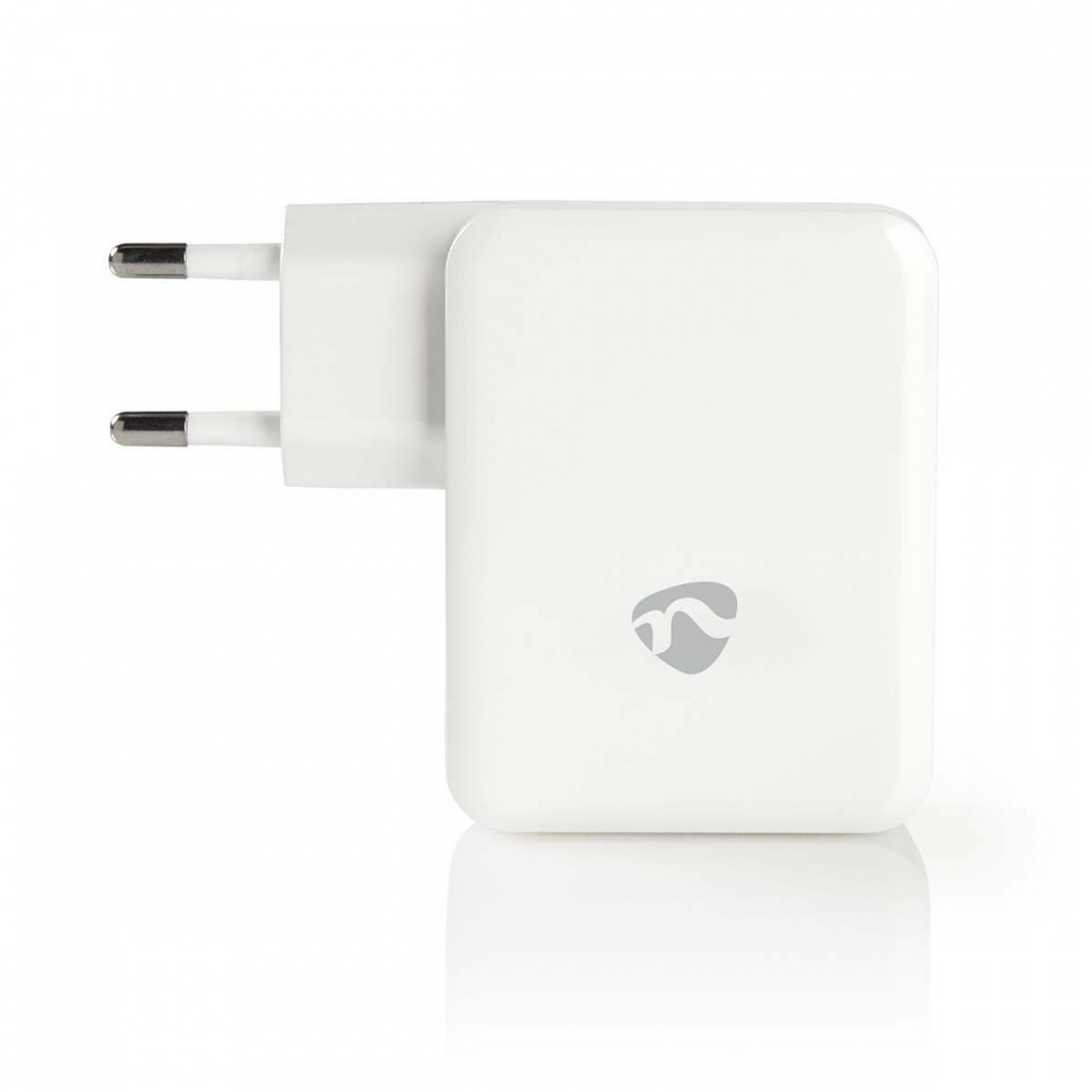 Väggladdare med 2x USB-A och 1x USB-C, 4,8A, vit design.