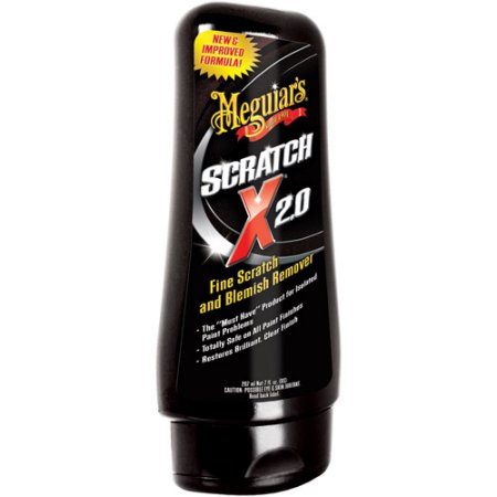 En flaska med produkten Meguiars SCRATCH X 2.0 för borttagning av repor.