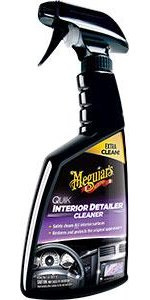 En sprayflaska med Meguiars interiör rengöring för att rengöra bilens ytor.