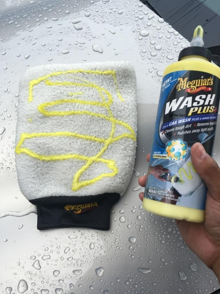 En bilvårdssvamp och flaska med Meguiars Wash Plus+.