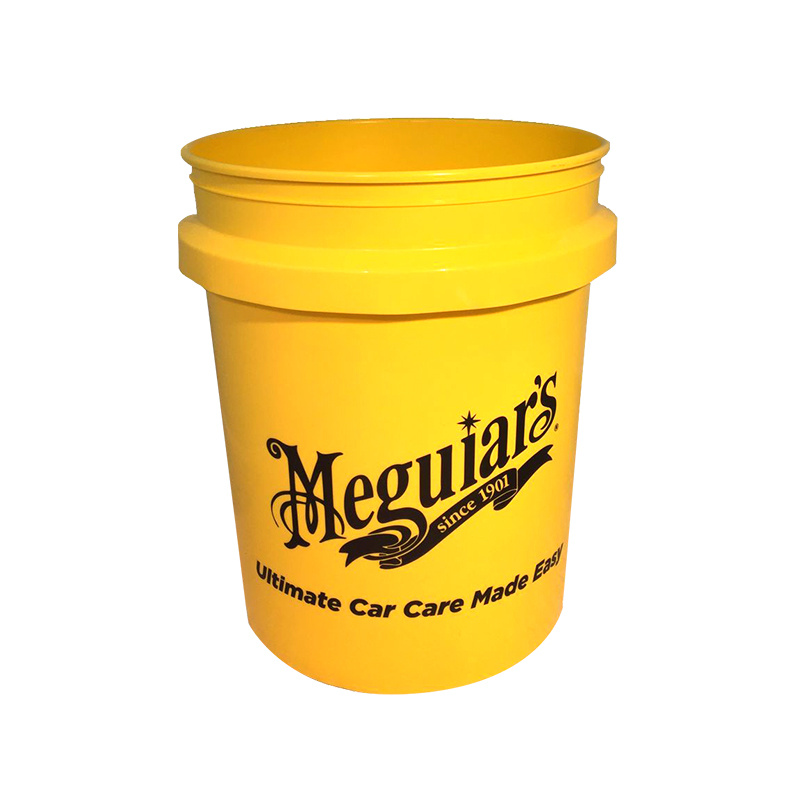 En gul plasttvätthink med Meguiars logotyp.