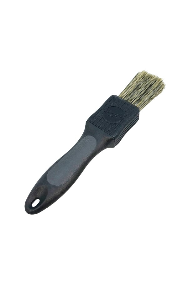 En borste med styva strån och ergonomiskt handtag för rengöring.