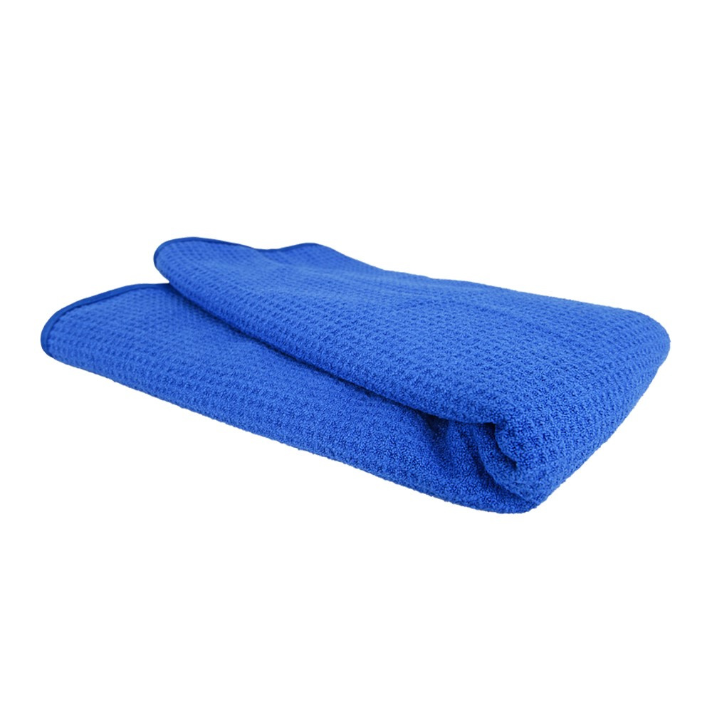 Blå mikrofiberduk, använd för att torka fönster och ytor.