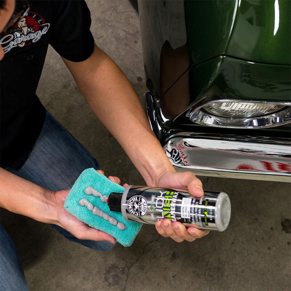 En person applicerar bilvax på en bil med en microfibertrasa.