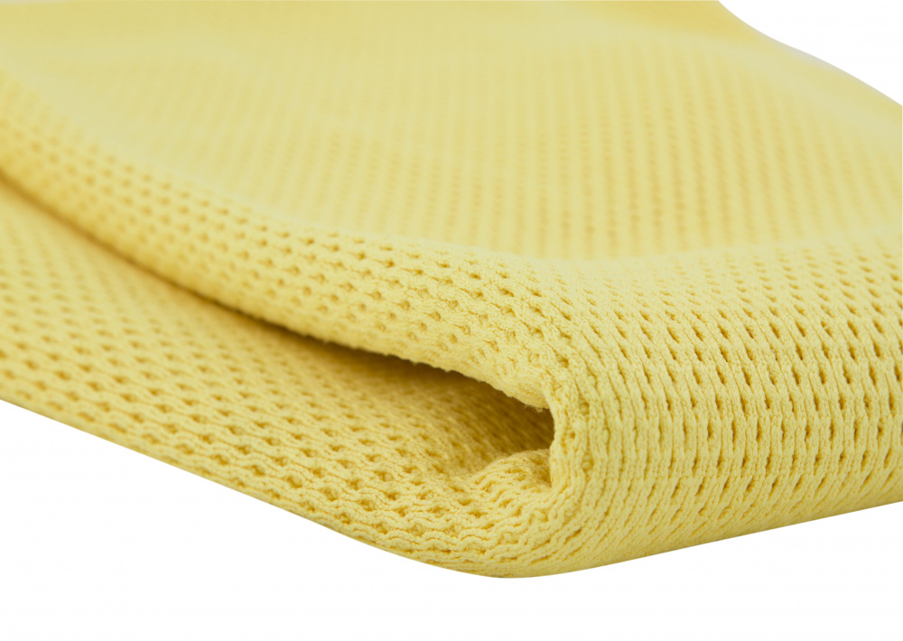 En gul, nätliknande duk med mjuk yta.