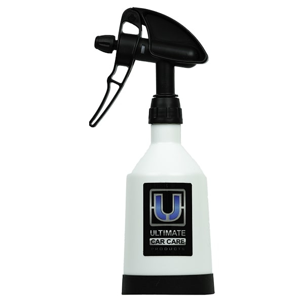 En vit sprayflaska med svart trigger och logotyp för bilvårdsprodukter.