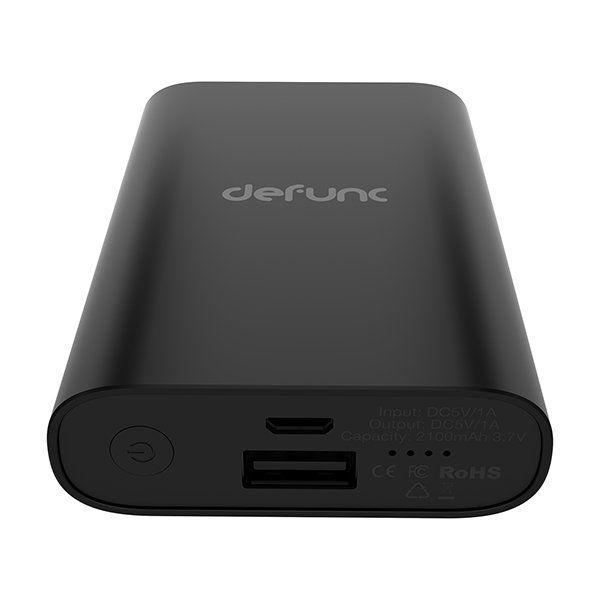 En svart powerbank med USB-port och specifikationer.