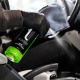 Tershine APC - Interior Cleaner, allrengöring, sommar 500 ml En person sprutar en grön flaska med rengöringsmedel i en bil.
