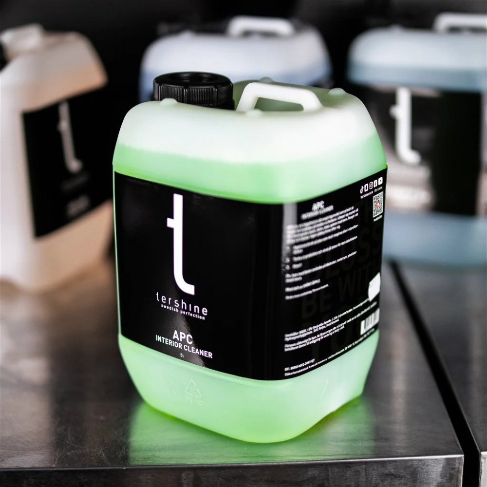 Grön allrengöring i en femliters plastbehållare. Tershine-logotyp på framsidan.