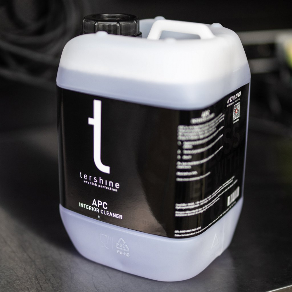 En plastkanister med svart etikett för Tershine APC allrengöring, 5 liter.