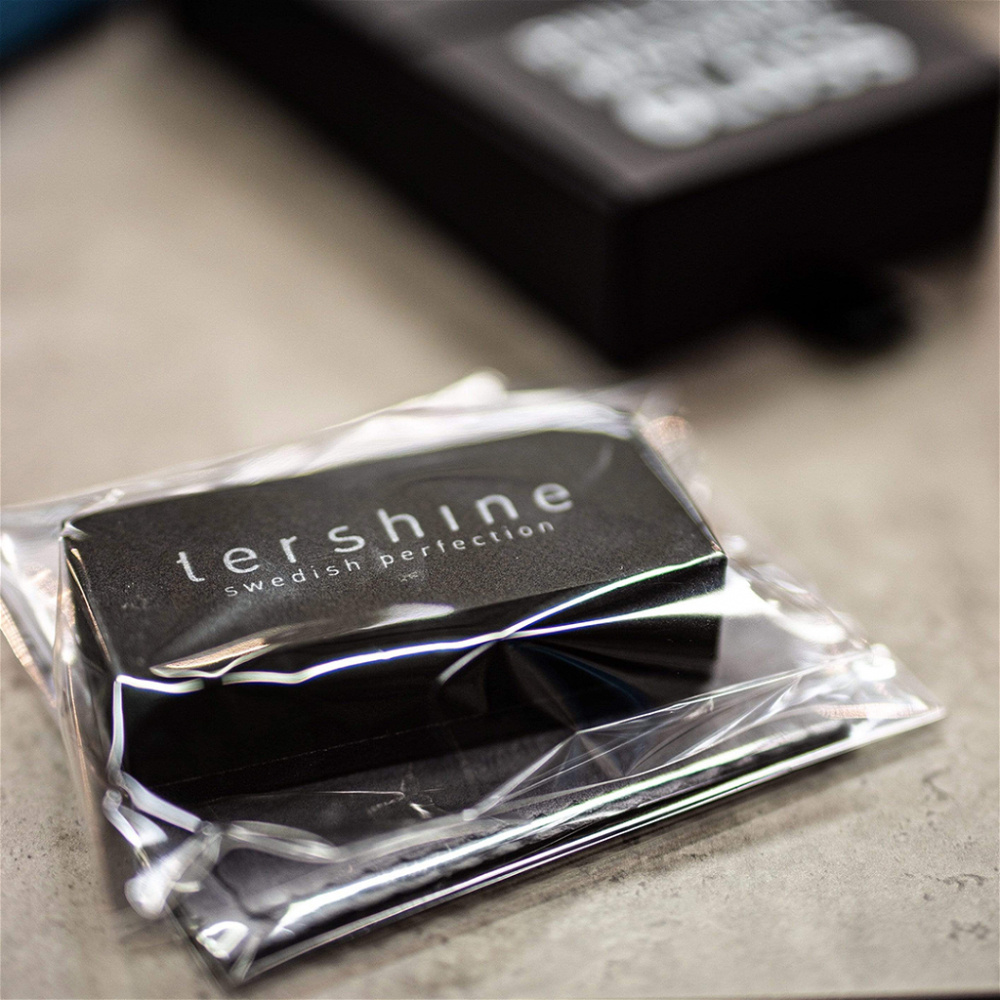 En keramisk applikator i förpackning med logotypen \