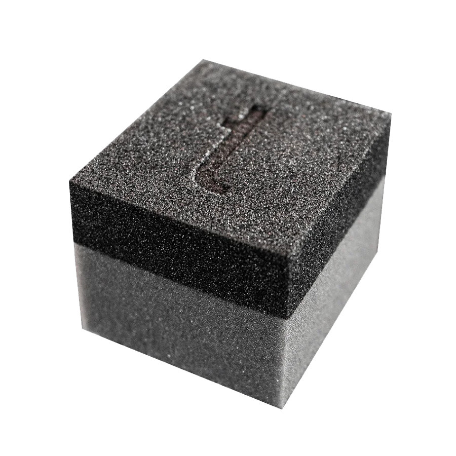 En kvadratisk applikator av skum i två färger.