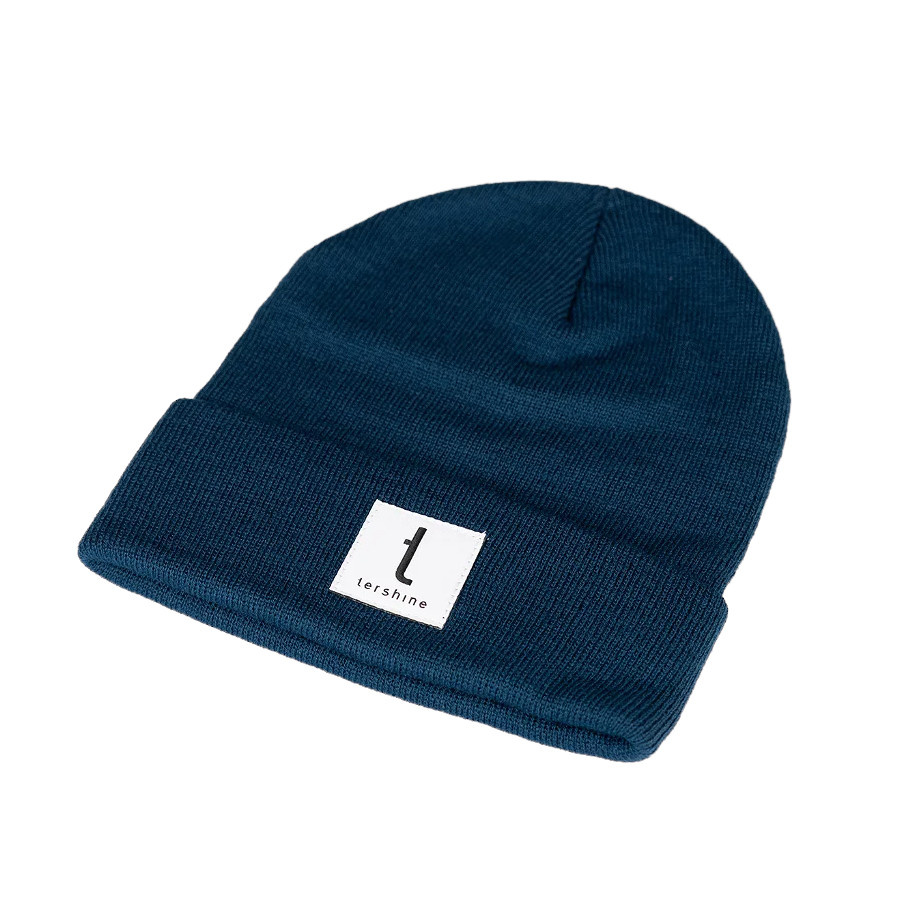 Blå mössa i beanie-stil med en vit logotyp.