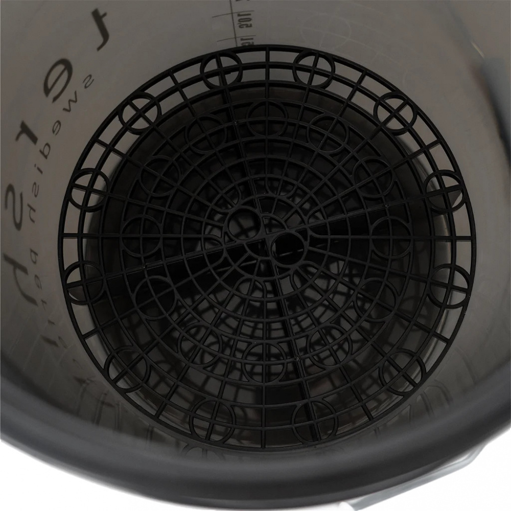 En tvätthink med ett svart galler i botten.