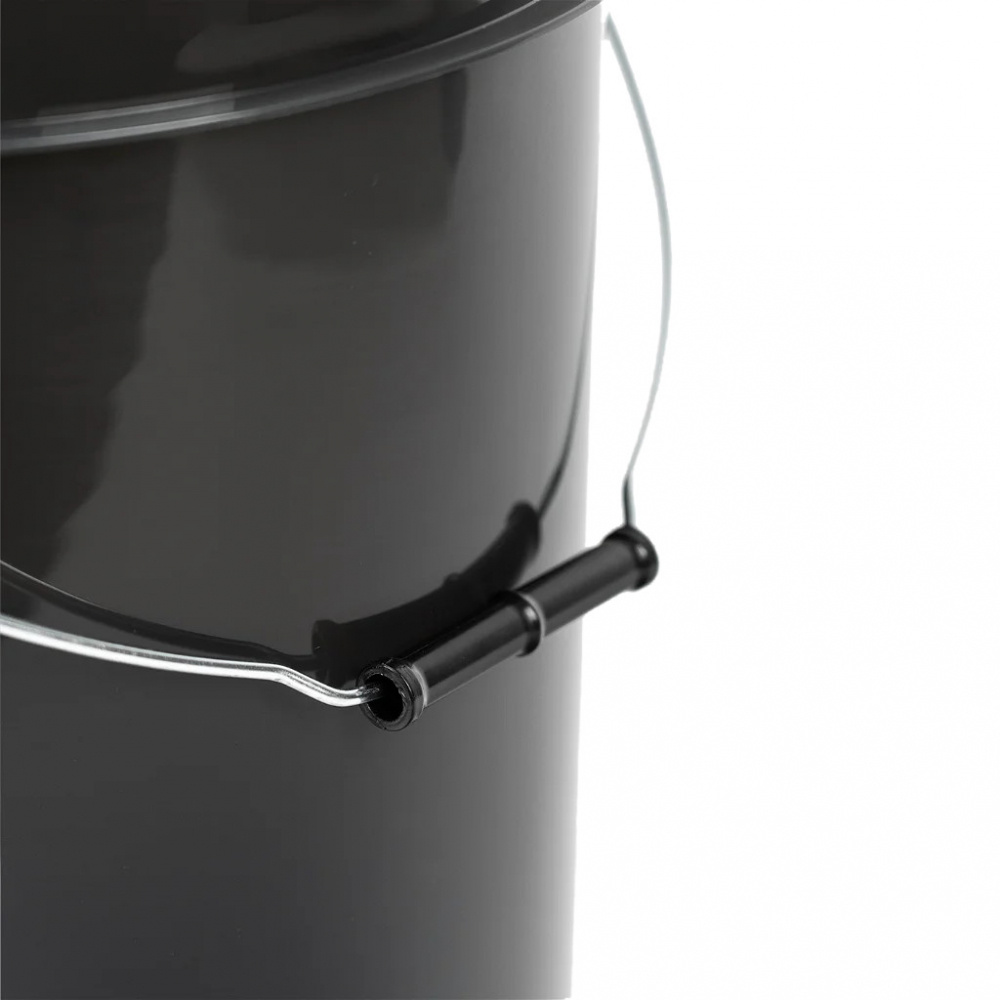 En svart tvätthink med handtag, kapacitet på 20 liter.