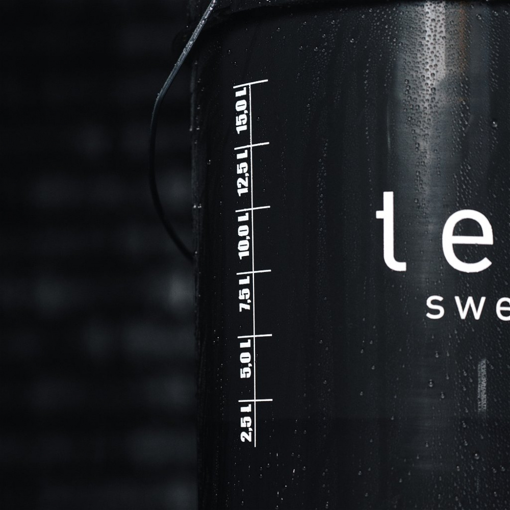 En svart tvätthink med mätmarkeringar upp till 20 liter.