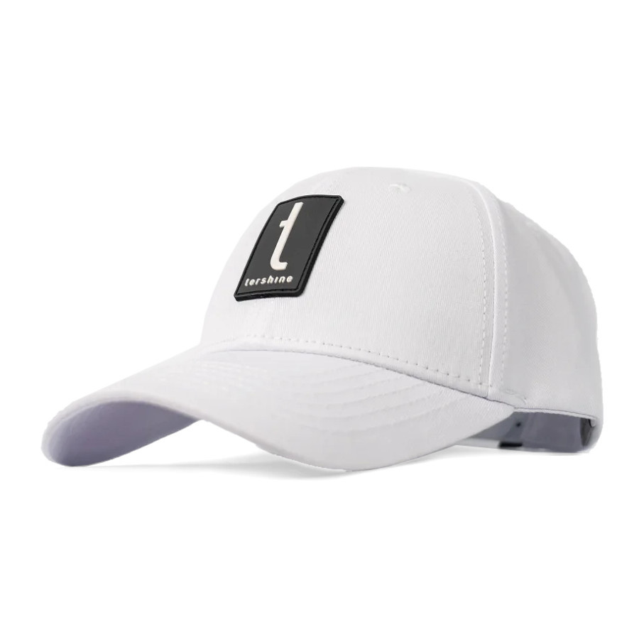 Vit keps med svart logotyp på fronten och skärm.
