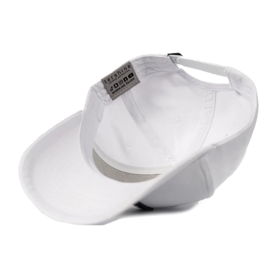 Vit keps med justerbart band och insidan synlig.