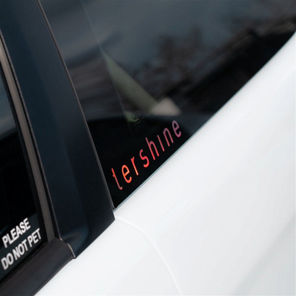 Holografisk dekal med texten \