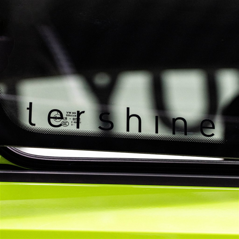 Tershine-dekal i vit färg på en bilruta.