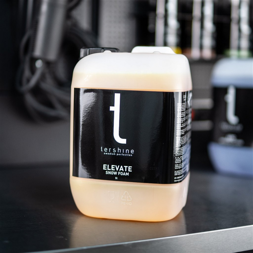 En 5 liters plastbehållare med Tershine Elevate Snow Foam.