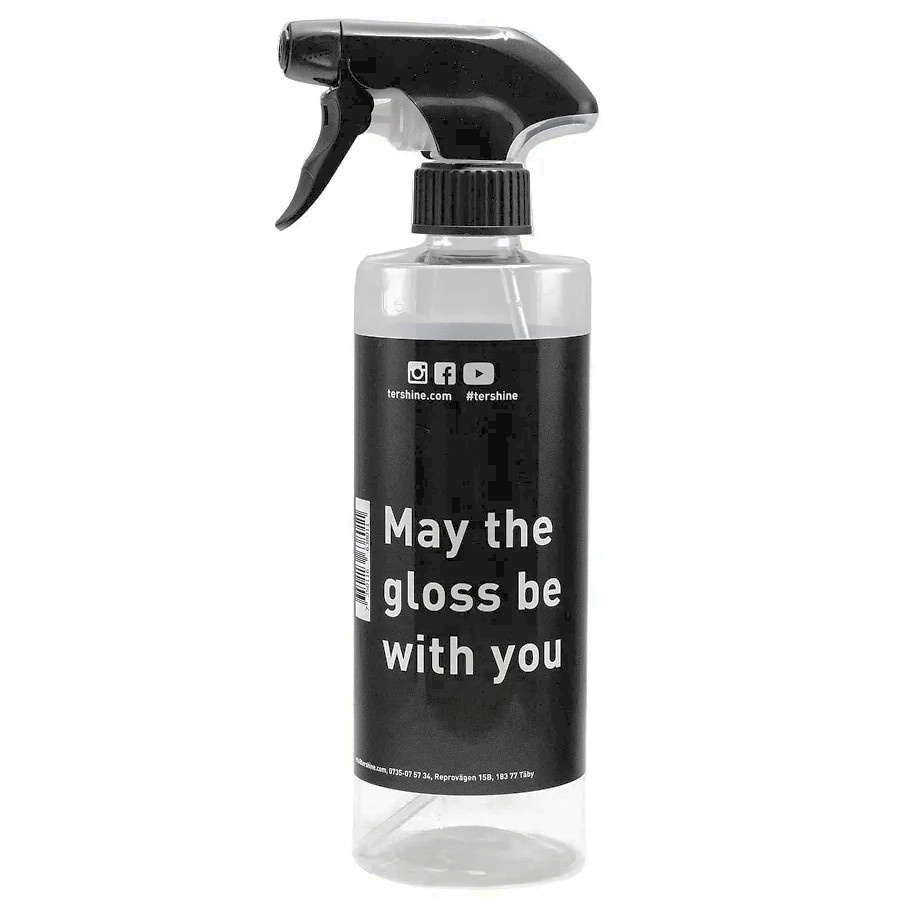 En transparent sprayflaska med svart etikett och texten \