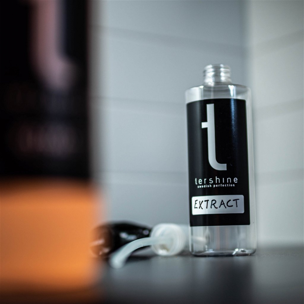 En genomskinlig flaska med etikett och svart text, innehållande 500 ml.