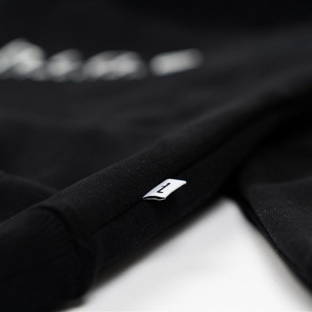 Svart hoodie med storlek L-märke. Enkel och stilren design.