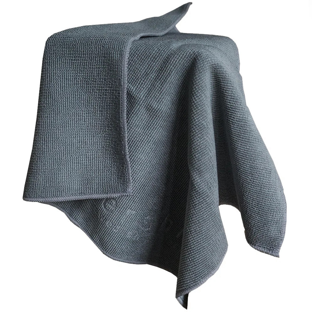 Grå mikrofiberduk som är följsam och mångsidig, 40x40 cm.