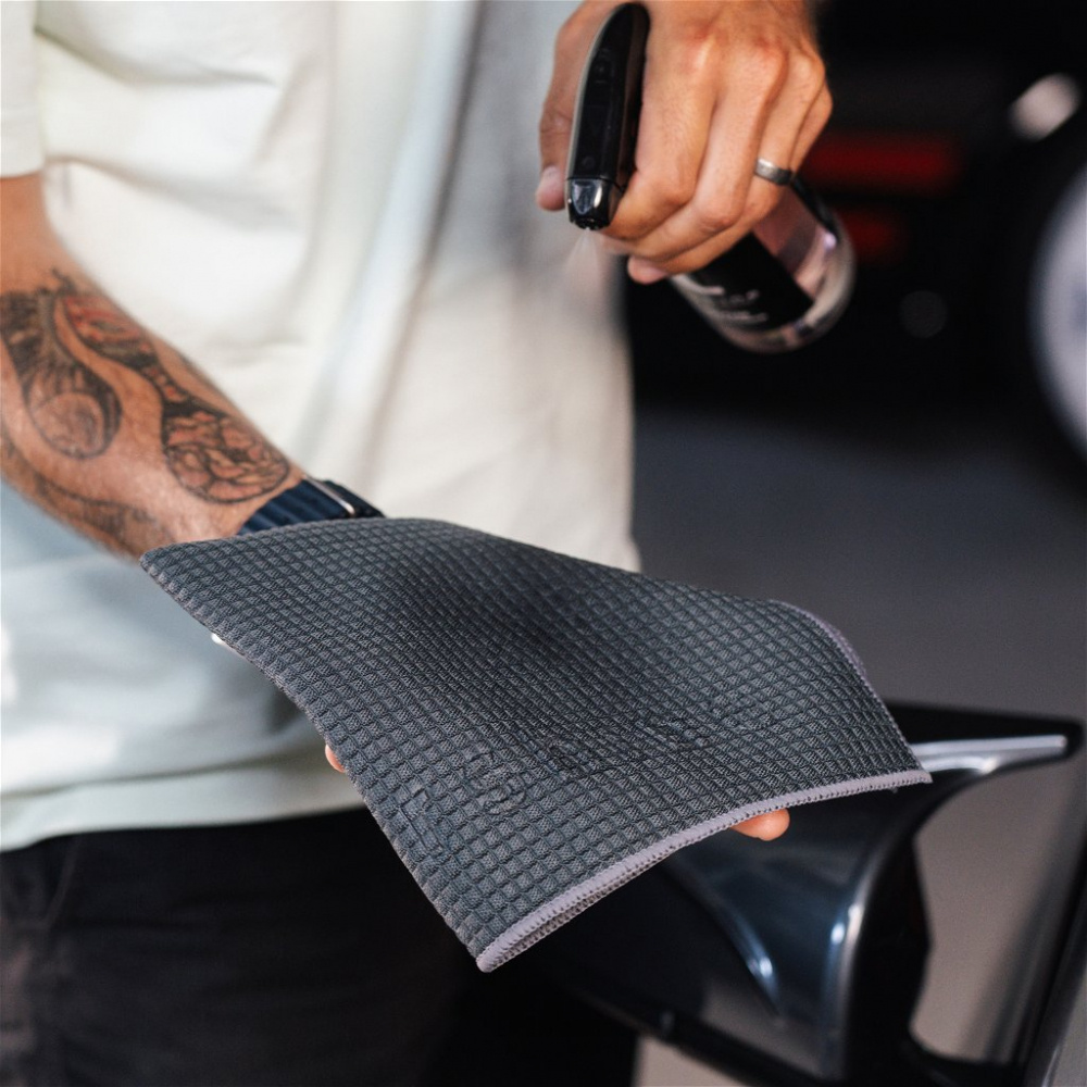 Mikrofiberduk i handen, används för rengöring av glas.