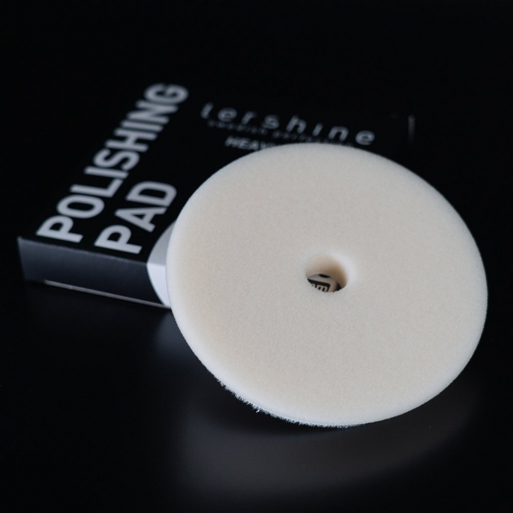 Vit polertrissa med ett centralt hål, för effektiv polering och avverkning.