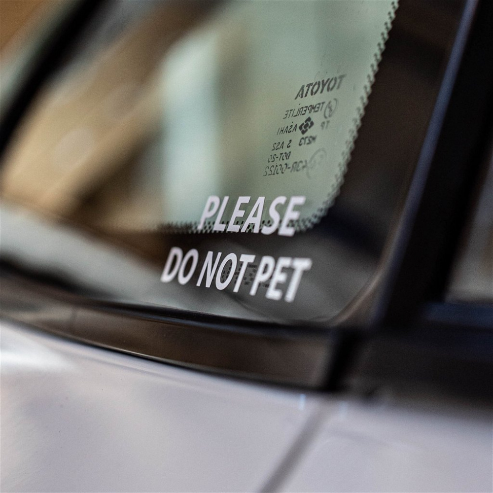 Svart dekal med texten \