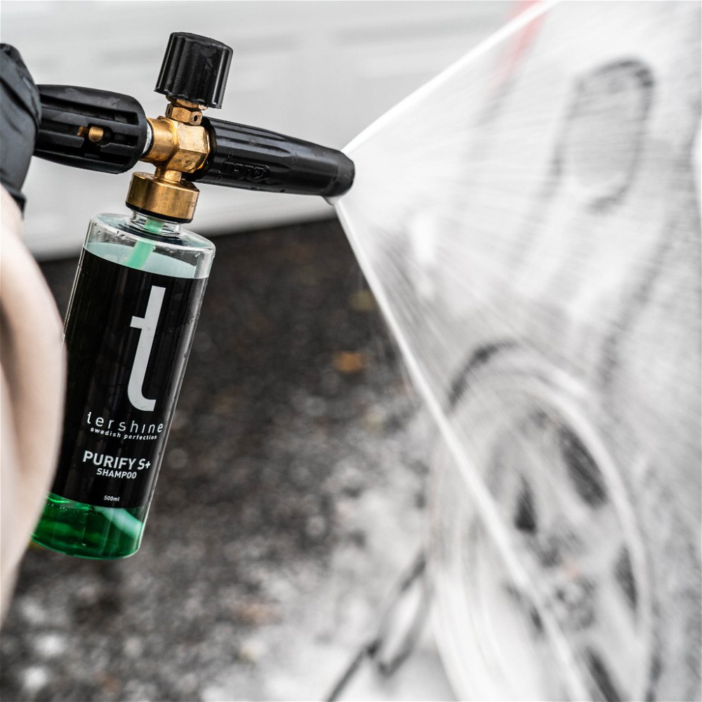 En flaska Tershine Purify S+ schampo används med en sprutpistol.