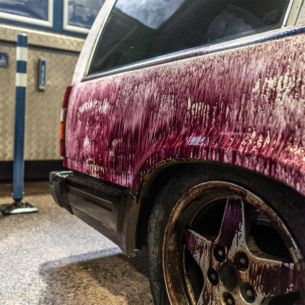 En bil med fläckar och flygrost på ytan.